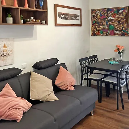 Cozy Near With Parking 아파트 *