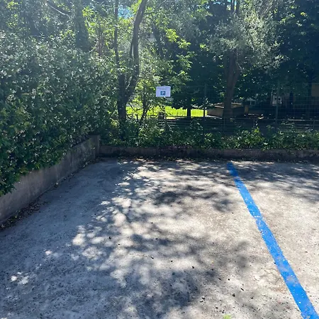 Cozy Near With Parking 아파트